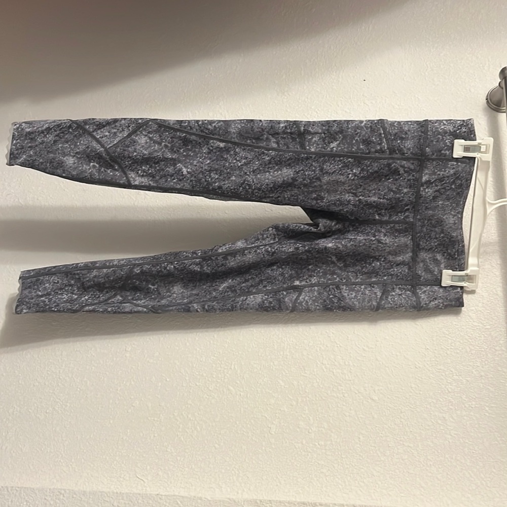Lululemon grey leggings with scalloped hem